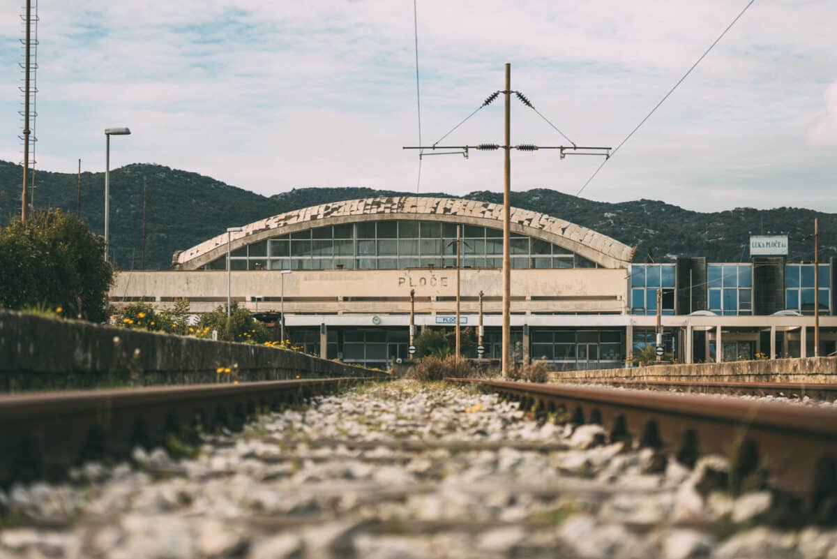 željeznički kolodvor u pločama